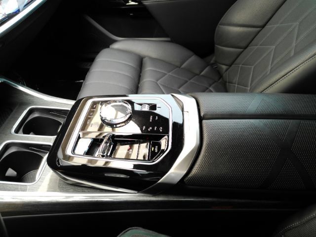 Used 2024 BMW i7 xDrive60 w/ Premium Package AWD/4WD image 45