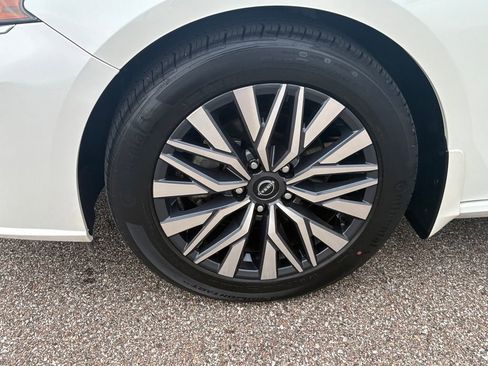 Used 2023 Nissan Altima 2.5 SV FWD image 11
