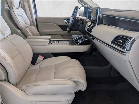 Used 2019 Lincoln Navigator Reserve image 12