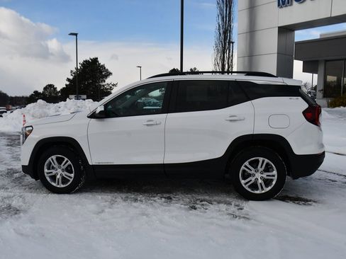 Used 2022 GMC Terrain SLE w/ Driver Convenience Package image 3