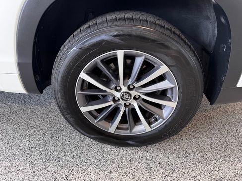 Used 2018 Toyota Highlander XLE FWD image 14
