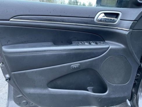 Used 2019 Jeep Grand Cherokee Limited image 24