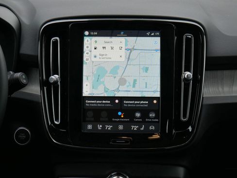 New 2026 Volvo XC40 B5 Core w/ Climate Package image 8