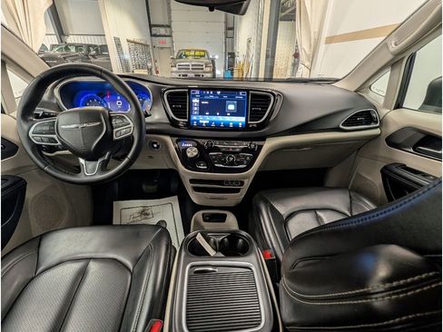 Used 2023 Chrysler Pacifica Touring-L image 10