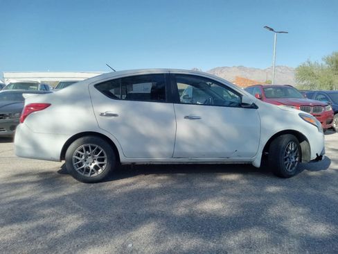Used 2016 Nissan Versa SV image 4