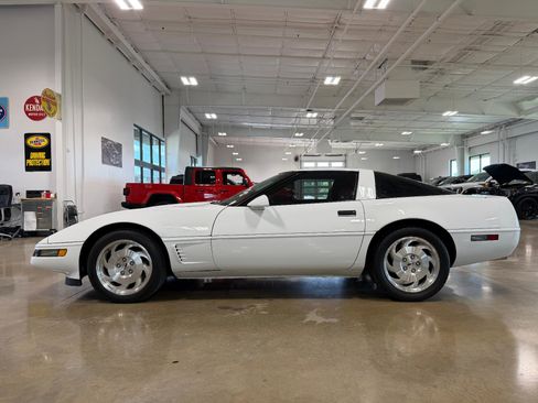 Used 1995 Chevrolet Corvette Coupe RWD image 3