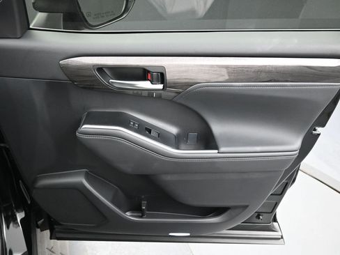 Certified 2025 Toyota Highlander Platinum image 39