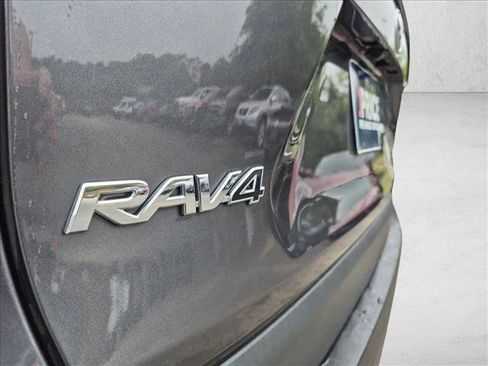 Used 2022 Toyota RAV4 XLE w/ Convenience Package AWD/4WD image 10