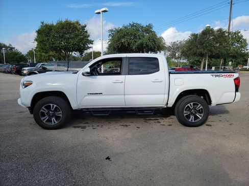 Used 2019 Toyota Tacoma TRD Sport AWD/4WD image 8