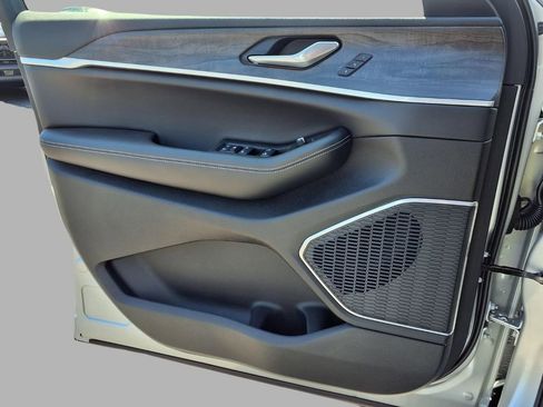 New 2026 Jeep Grand Cherokee L Limited AWD/4WD image 18