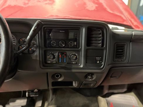 Used 2006 Chevrolet Silverado 2500 LT w/ Skid Plate Package AWD/4WD image 16