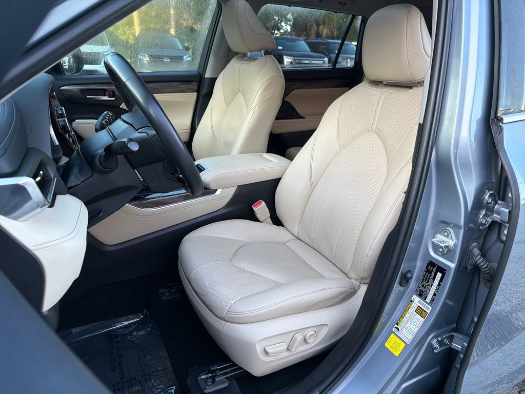 Used 2023 Toyota Highlander Limited FWD image 33