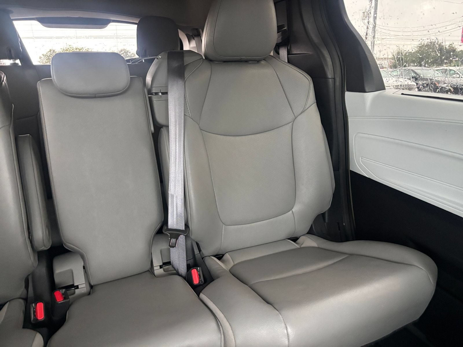 Used 2025 Toyota Sienna XLE FWD image 39