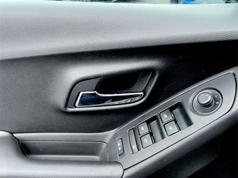 Used 2018 Chevrolet Trax LT w/ LT Convenience Package image 20