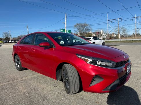 Used 2022 Kia Forte LXS FWD image 2
