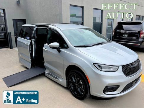 Used 2023 Chrysler Pacifica Touring-L w/ Uconnect Theater Family Group FWD image 1