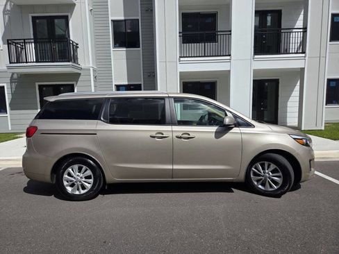 Used 2017 Kia Sedona LX w/ LX Essentials Premium Package image 5