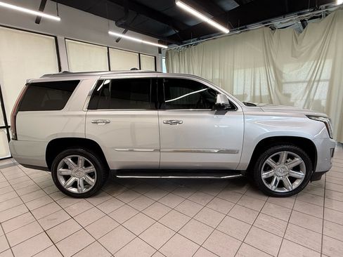 Used 2017 Cadillac Escalade Luxury AWD/4WD image 3