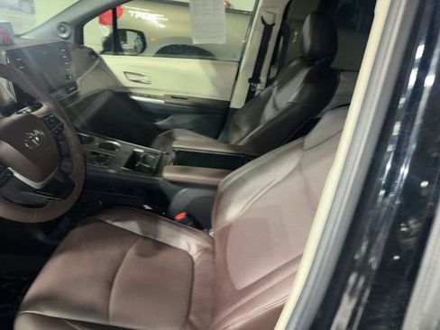 Certified 2024 Toyota Sienna Platinum image 10