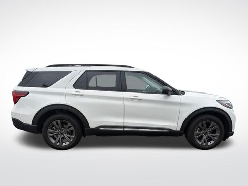 Used 2025 Ford Explorer Active w/ Active Comfort Package AWD/4WD image 9