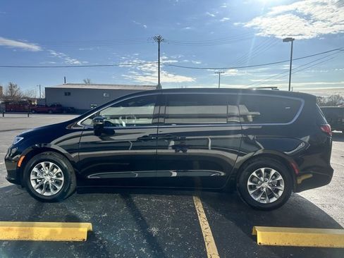 New 2026 Chrysler Pacifica Limited image 9
