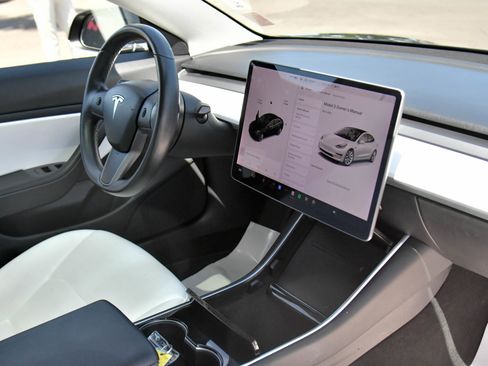 Used 2018 Tesla Model 3 Long Range image 40