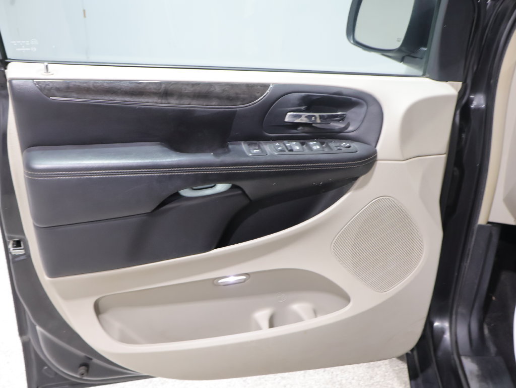 Used 2012 Chrysler Town & Country Touring w/ Entertainment Group #1 FWD image 12