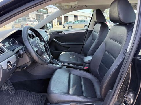 Used 2013 Volkswagen Jetta SE FWD image 2