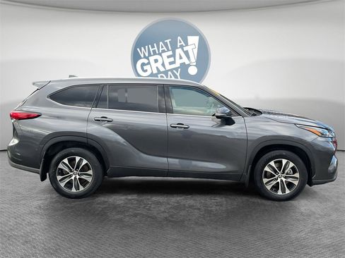 Used 2022 Toyota Highlander XLE image 2
