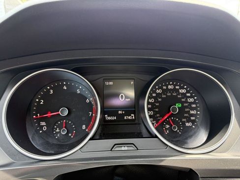 Used 2018 Volkswagen Tiguan SE w/ Panoramic Sunroof Package FWD image 16