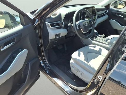 Used 2024 Toyota Highlander XLE AWD/4WD image 9