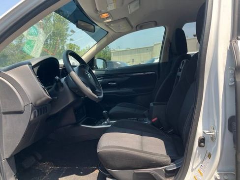 Used 2019 Mitsubishi Outlander ES FWD image 17