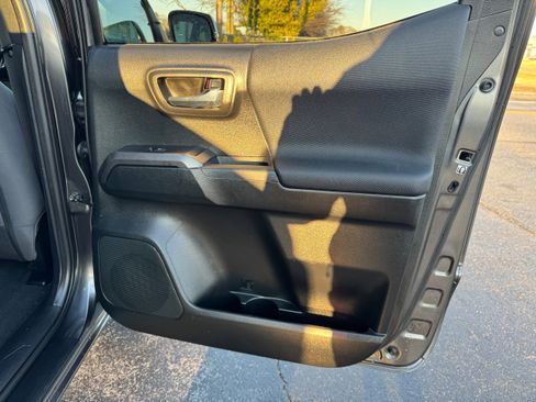 Used 2018 Toyota Tacoma TRD Off-Road image 24