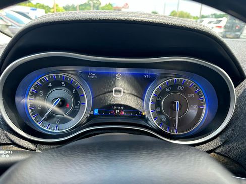 Used 2016 Chrysler 300 C image 19