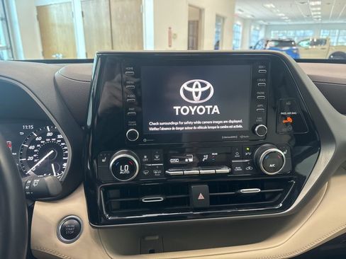 Used 2020 Toyota Highlander XLE image 5