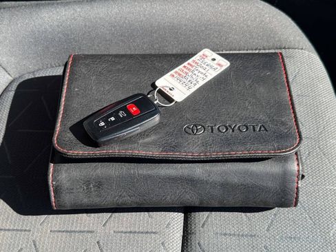 Used 2021 Toyota RAV4 XLE w/ Convenience Package AWD/4WD image 33