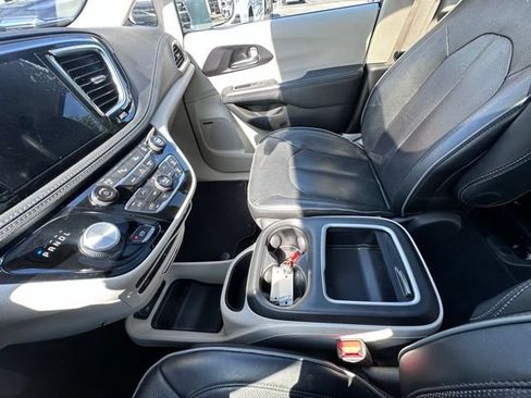 Used 2020 Chrysler Pacifica Limited w/ Advanced Safetytec Group FWD image 24
