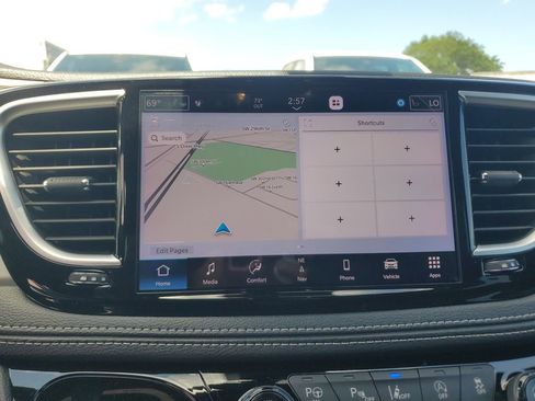 Used 2024 Chrysler Pacifica Limited w/ S Appearance Package FWD image 27