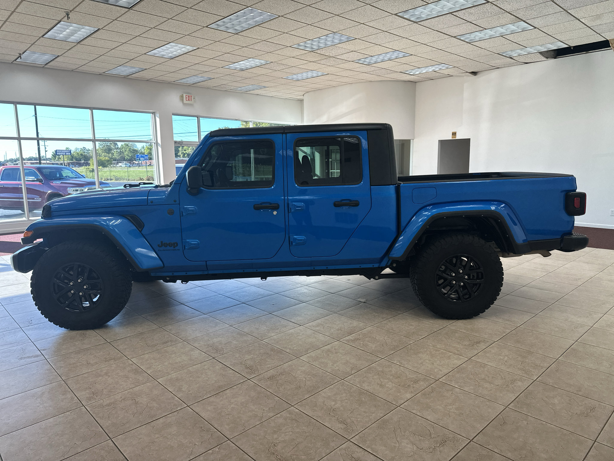 Used 2023 Jeep Gladiator Sport AWD/4WD image 8