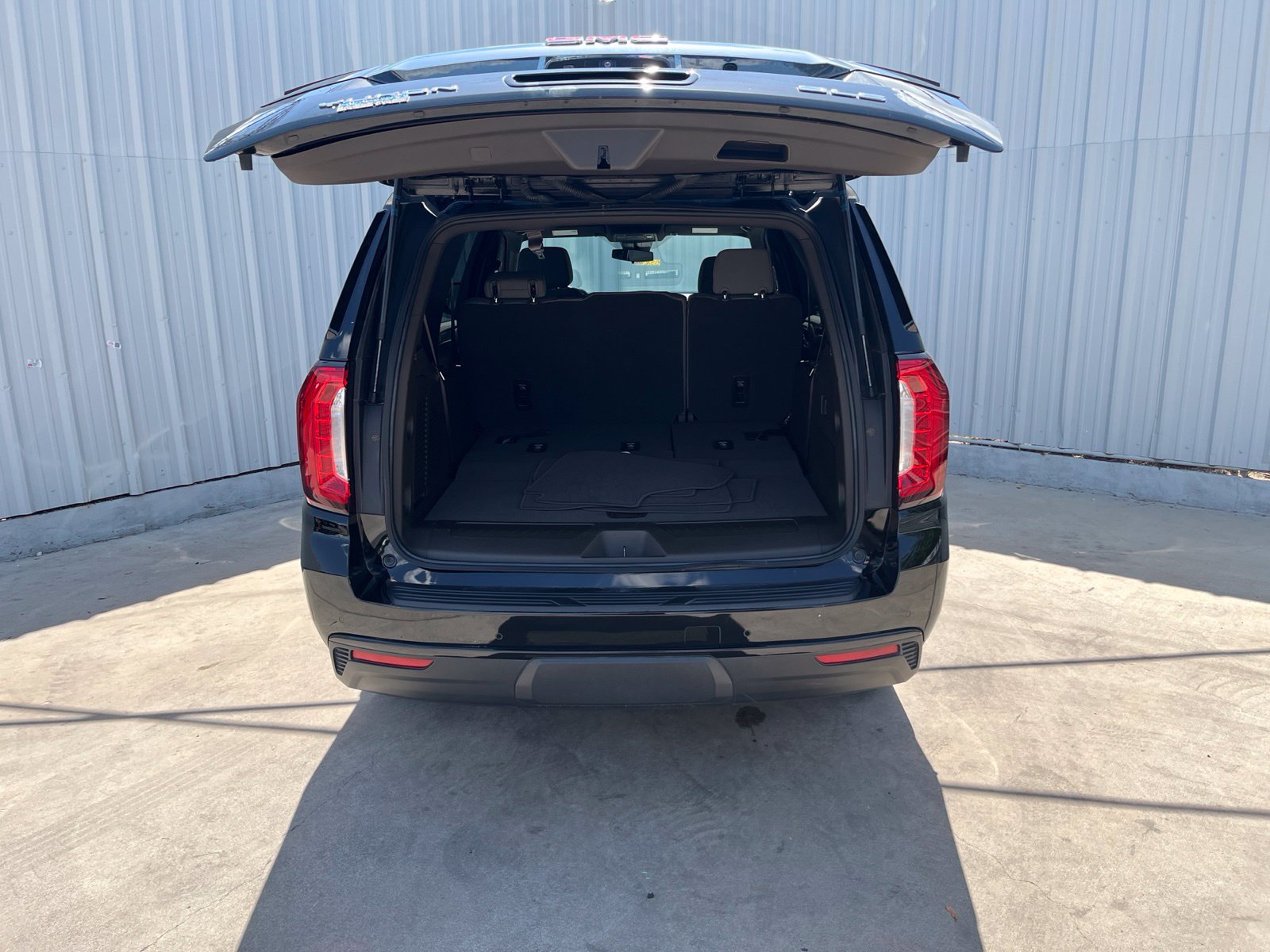 Used 2024 GMC Yukon SLE RWD image 8