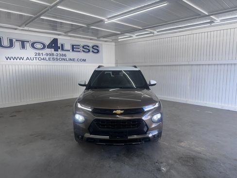 Used 2021 Chevrolet TrailBlazer ACTIV w/ Technology Package FWD image 2
