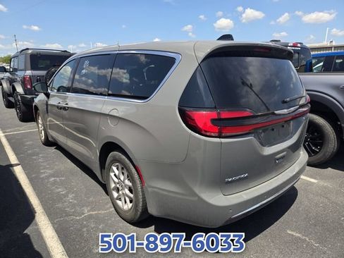 Used 2025 Chrysler Pacifica Select FWD image 2