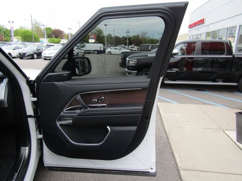 Used 2025 Land Rover Range Rover SE AWD/4WD image 14