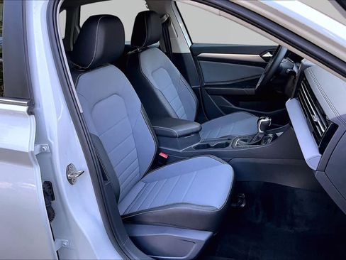Used 2025 Volkswagen Jetta SE FWD image 9