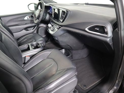 Used 2022 Chrysler Pacifica Touring-L w/ S Appearance Package image 15