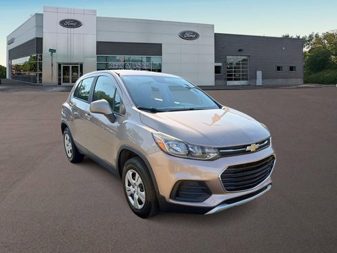 Used 2019 Chevrolet Trax LS FWD image 2