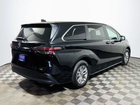 Certified 2025 Toyota Sienna LE FWD image 7
