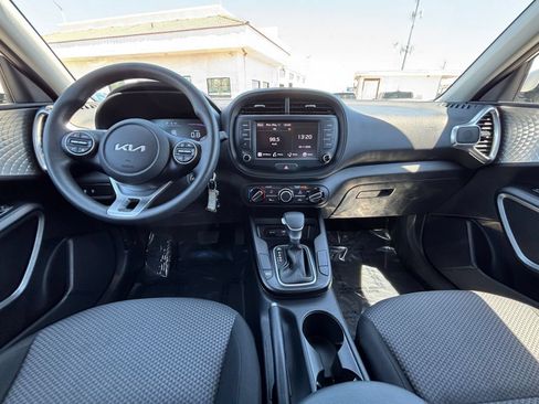 Used 2025 Kia Soul LX w/ LX Technology Package FWD image 32
