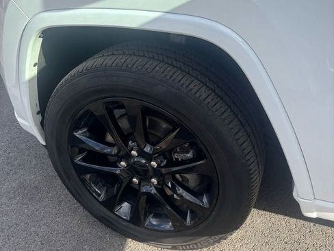 Used 2022 Jeep Grand Cherokee Laredo X image 23