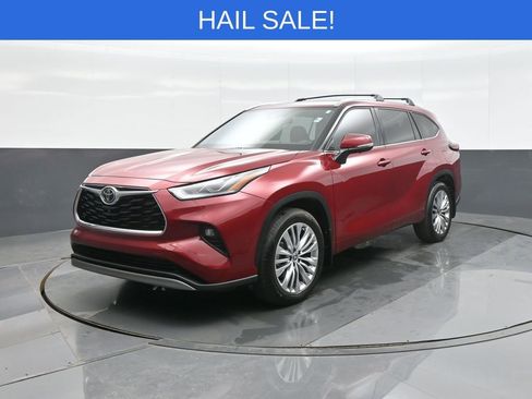 Certified 2025 Toyota Highlander LE image 3